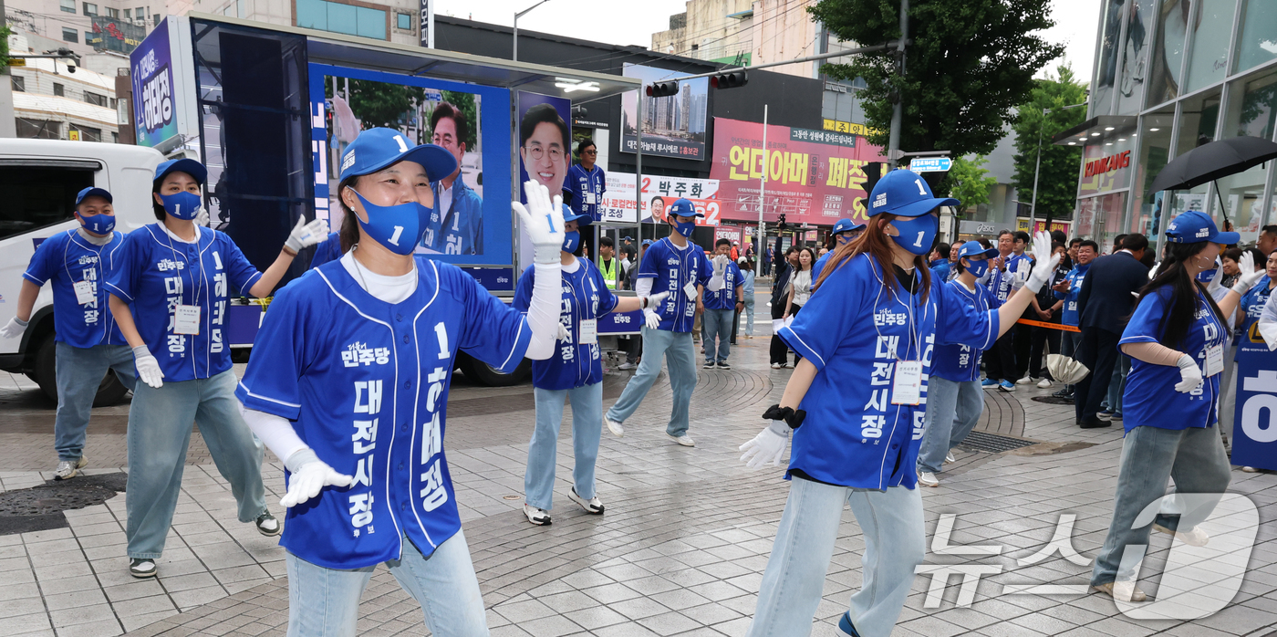 (대전=뉴스1) 김기태 기자 = 6.3 지방선거 공식 선거운동 첫 날인 21일 대전 중구 으능정이 문화거리에서 열린 지방선거 출정식에서 열린 더불어민주당 지방선거 출정식에서 선거운 …