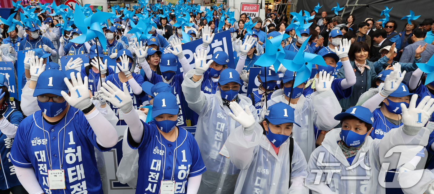 (대전=뉴스1) 김기태 기자 = 6.3 지방선거 공식 선거운동 첫 날인 21일 대전 중구 으능정이 문화거리에서 열린 지방선거 출정식에서 열린 더불어민주당 지방선거 출정식에서 선거운 …