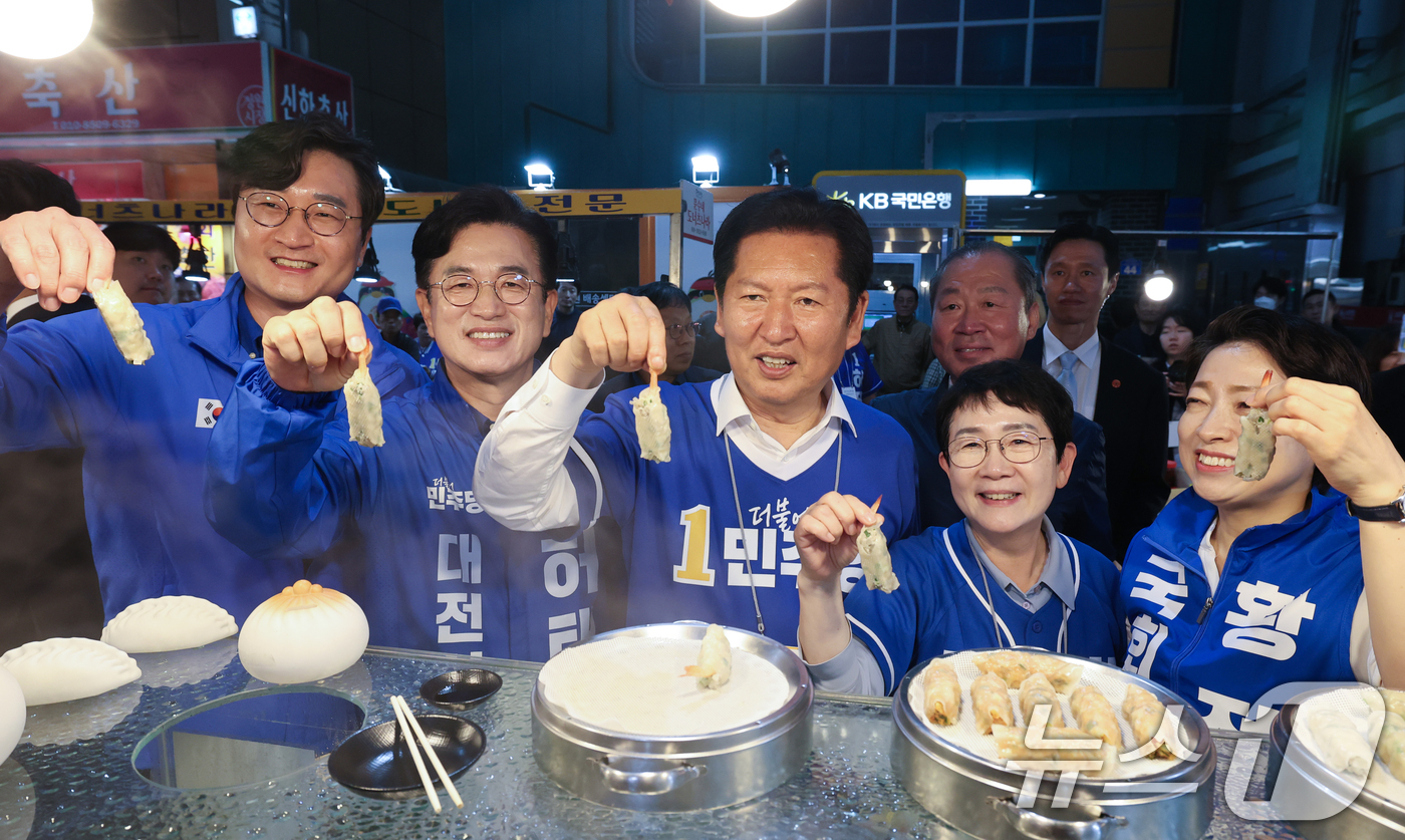 (대전=뉴스1) 김기태 기자 = 정청래 더불어민주당 대표가 6.3 지방선거 공식 선거운동 첫 날인 21일 대전 중구 으능정이 문화거리에서 열린 지방선거 출정식을 마치고 중앙시장에서 …