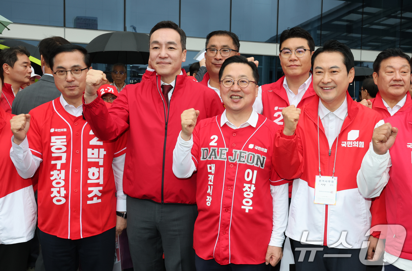 (대전=뉴스1) 김기태 기자 = 장동혁 국민의힘 상임선거대책위원장과 이장우 대전시장 후보, 구청장 후보, 광역 및 기초의원 후보들이 6.3 지방선거 공식 선거운동 첫 날인 21일 …