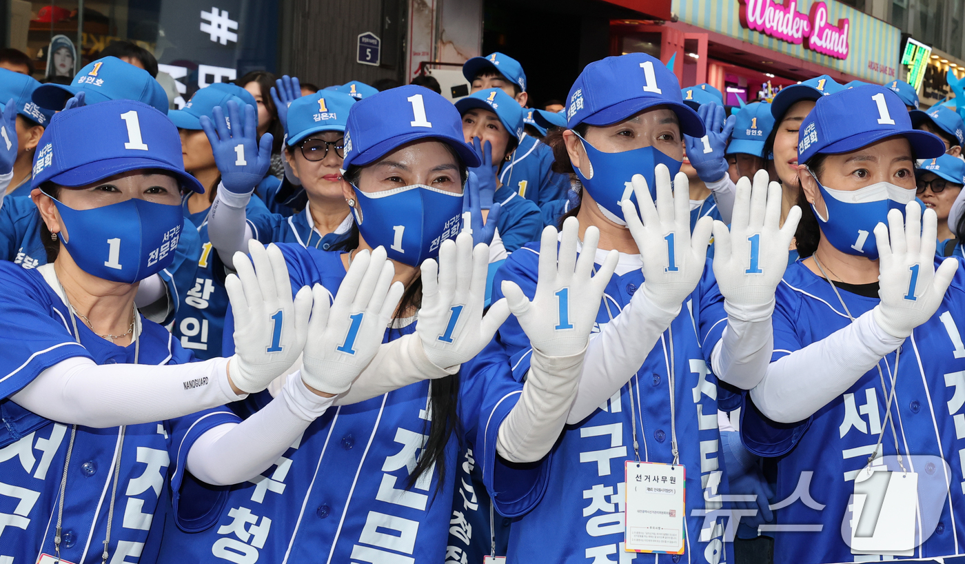 (대전=뉴스1) 김기태 기자 = 6.3 지방선거 공식 선거운동 첫 날인 21일 대전 중구 으능정이 문화거리에서 열린 지방선거 출정식에서 열린 더불어민주당 지방선거 출정식에서 선거운 …