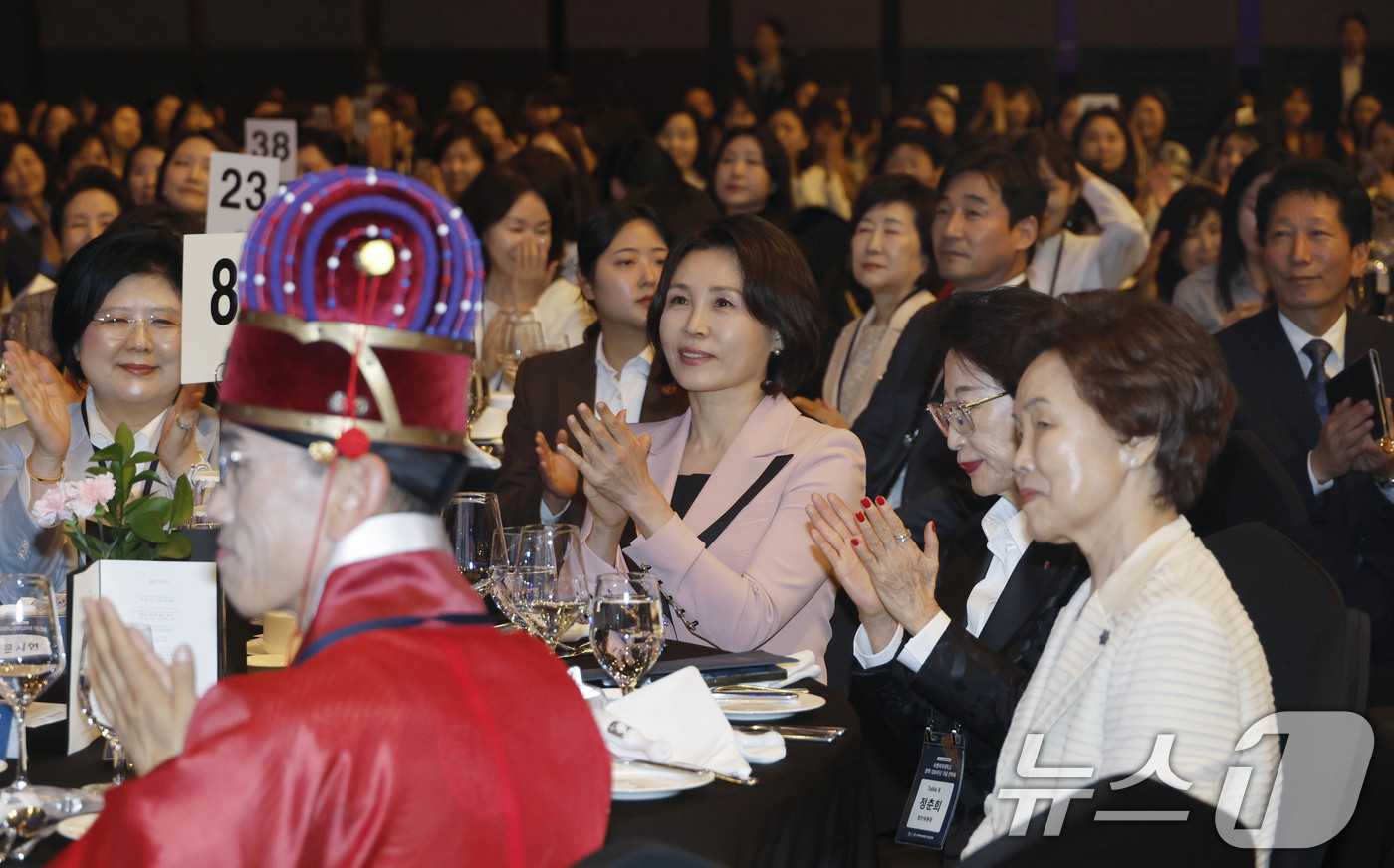 (서울=뉴스1) 이재명 기자 = 김혜경 여사가 21일 서울의 한 호텔에서 열린 숙명 창학 120주년 기념 전야제에서 박수를 치고 있다. (청와대통신사진기자단) 2026.5.21/뉴 …