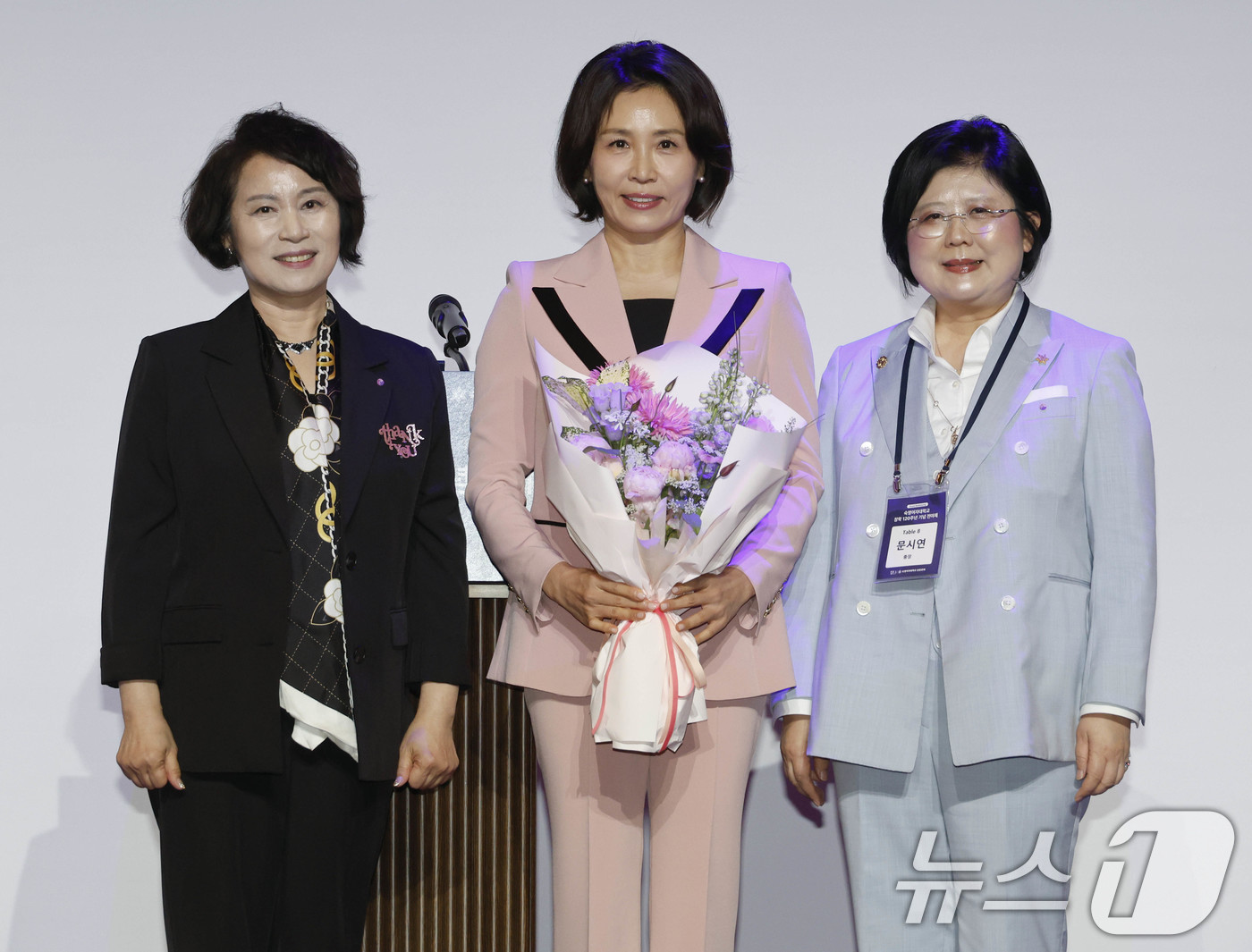 (서울=뉴스1) 이재명 기자 = 김혜경 여사가 21일 서울의 한 호텔에서 열린 숙명 창학 120주년 기념 전야제에서 자랑스러운 숙명인상을 수상한 뒤 기념촬영을 하고 있다.  (청와 …