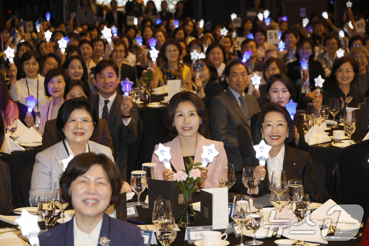 (서울=뉴스1) 이재명 기자 = 김혜경 여사가 21일 서울의 한 호텔에서 열린 숙명 창학 120주년 기념 전야제에서 기념촬영을 하고 있다. (청와대통신사진기자단) 2026.5.21 …