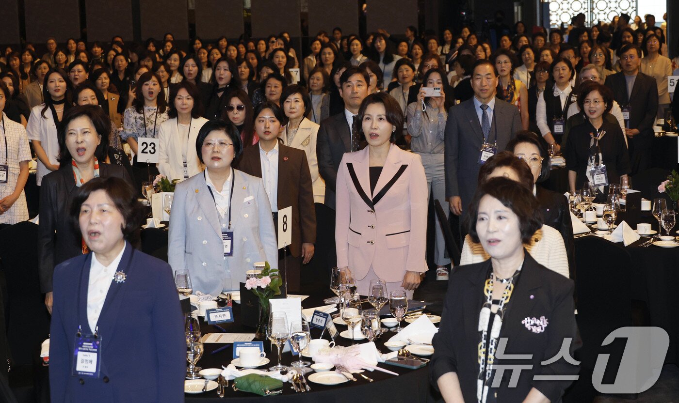 본문 이미지 - 김혜경 여사가 21일 서울의 한 호텔에서 열린 숙명 창학 120주년 기념 전야제에서 교가를 제창하고 있다. (청와대통신사진기자단) 2026.5.21 ⓒ 뉴스1 이재명 기자