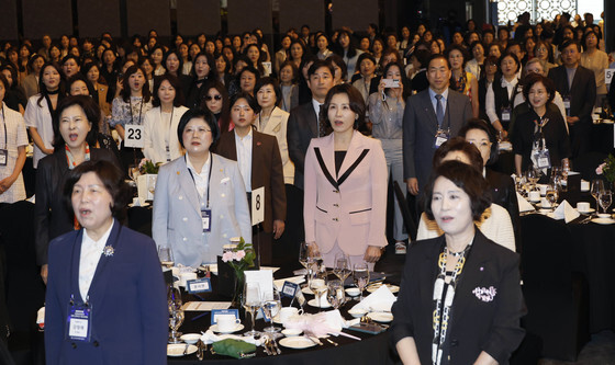 교가 제창하는 김혜경 여사