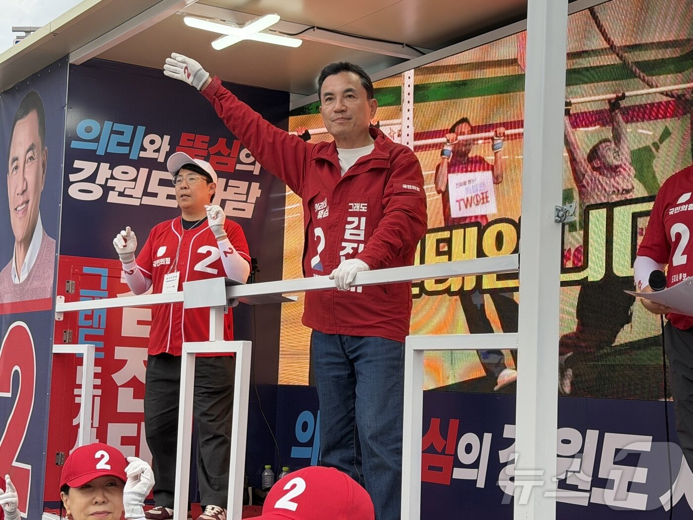 본문 이미지 - 김진태 국민의힘 강원도지사 후보가 지난 21일 오후 강원 춘천 퇴계동 하이마트사거리에서 퇴근길 시민들에게 인사를 하고 있다. ⓒ 뉴스1 한귀섭 기자