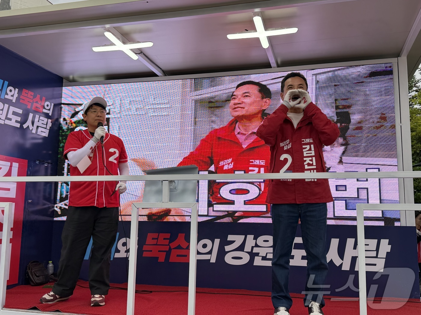 (홍천=뉴스1) 한귀섭 기자 = 김진태 국민의힘 강원도지사 후보가 21일 오후 강원 춘천 퇴계동 하이마트사거리에서 퇴근길 시민들에게 인사를 하고 있다.  2026.5.21/뉴스1
