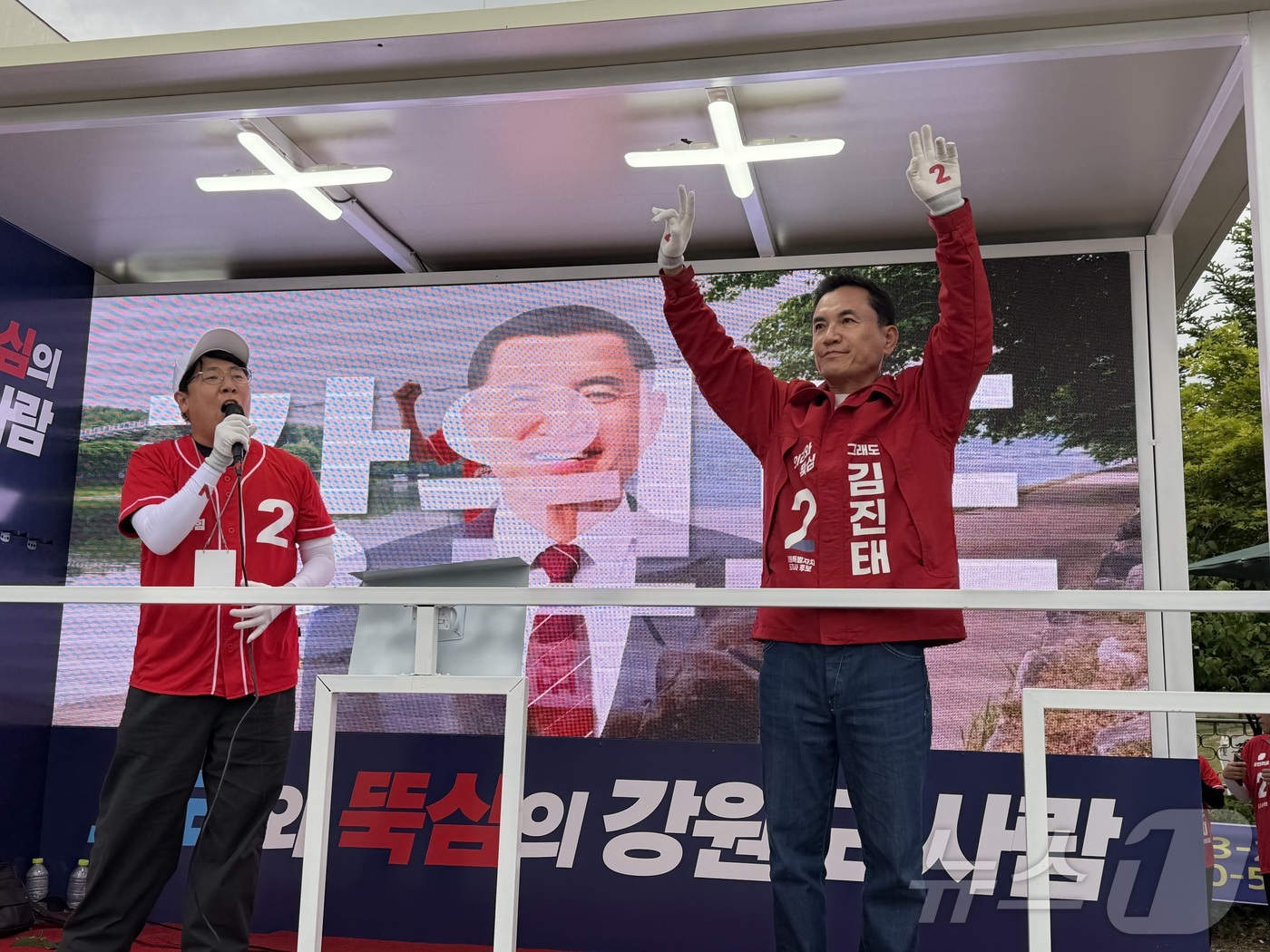 (홍천=뉴스1) 한귀섭 기자 = 김진태 국민의힘 강원도지사 후보가 21일 오후 강원 춘천 퇴계동 하이마트사거리에서 퇴근길 시민들에게 인사를 하고 있다.  2026.5.21/뉴스1