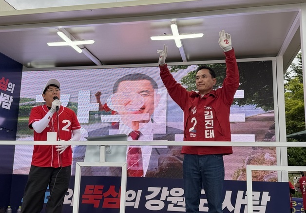 인사하는 김진태 강원도지사 후보