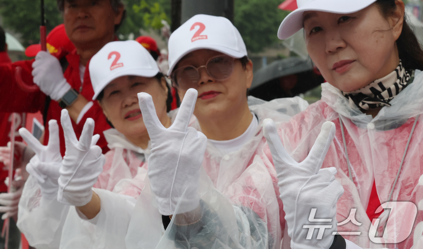 (대전=뉴스1) 김기태 기자 = 6.3 지방선거 공식 선거운동 첫 날인 21일 대전 중구 태평오거리에서 국민의힘 선거운동원들이 선거유세를 하고 있다. 2026.5.21/뉴스1