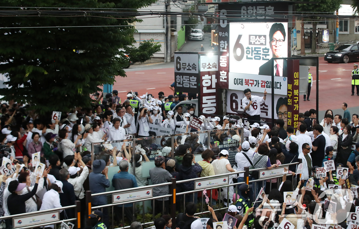 (부산=뉴스1) 윤일지 기자 = 한동훈 무소속 부산 북구갑 국회의원 후보가 공식 선거운동 첫날인 21일 오후 부산 북구 구포시장 인근 쌈지공원에서 열린 출정식에서 유권자들에게 지지 …