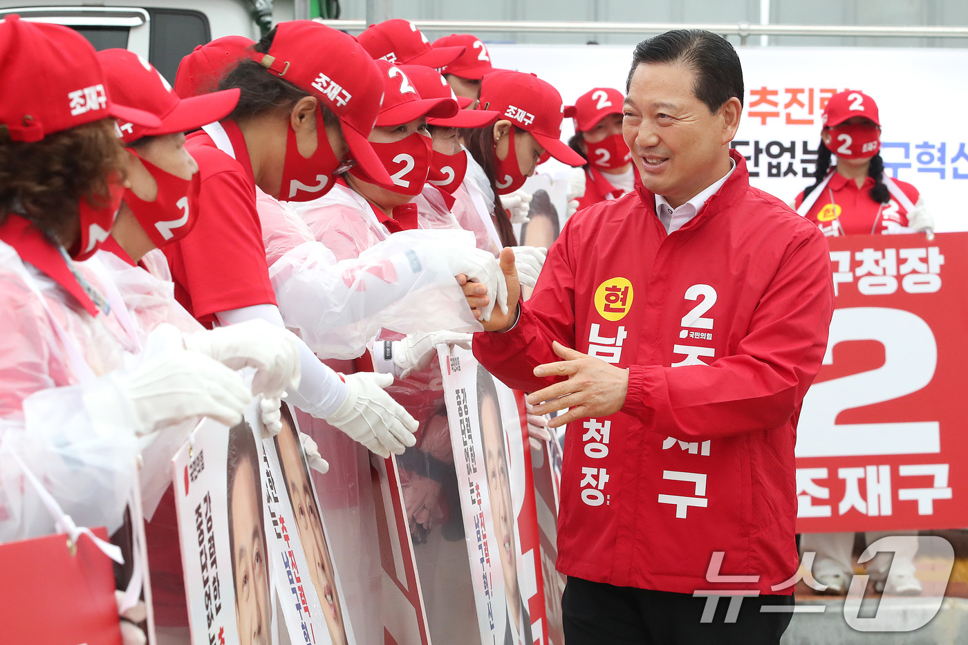 (대구=뉴스1) 공정식 기자 = 조재구 국민의힘 대구 남구청장 후보가 21일 오후 대구 남구 봉덕동 3차 순환도로 동편 개통로에서 열린 국민의힘 6·3 지방선거 대구경북 합동 출정 …