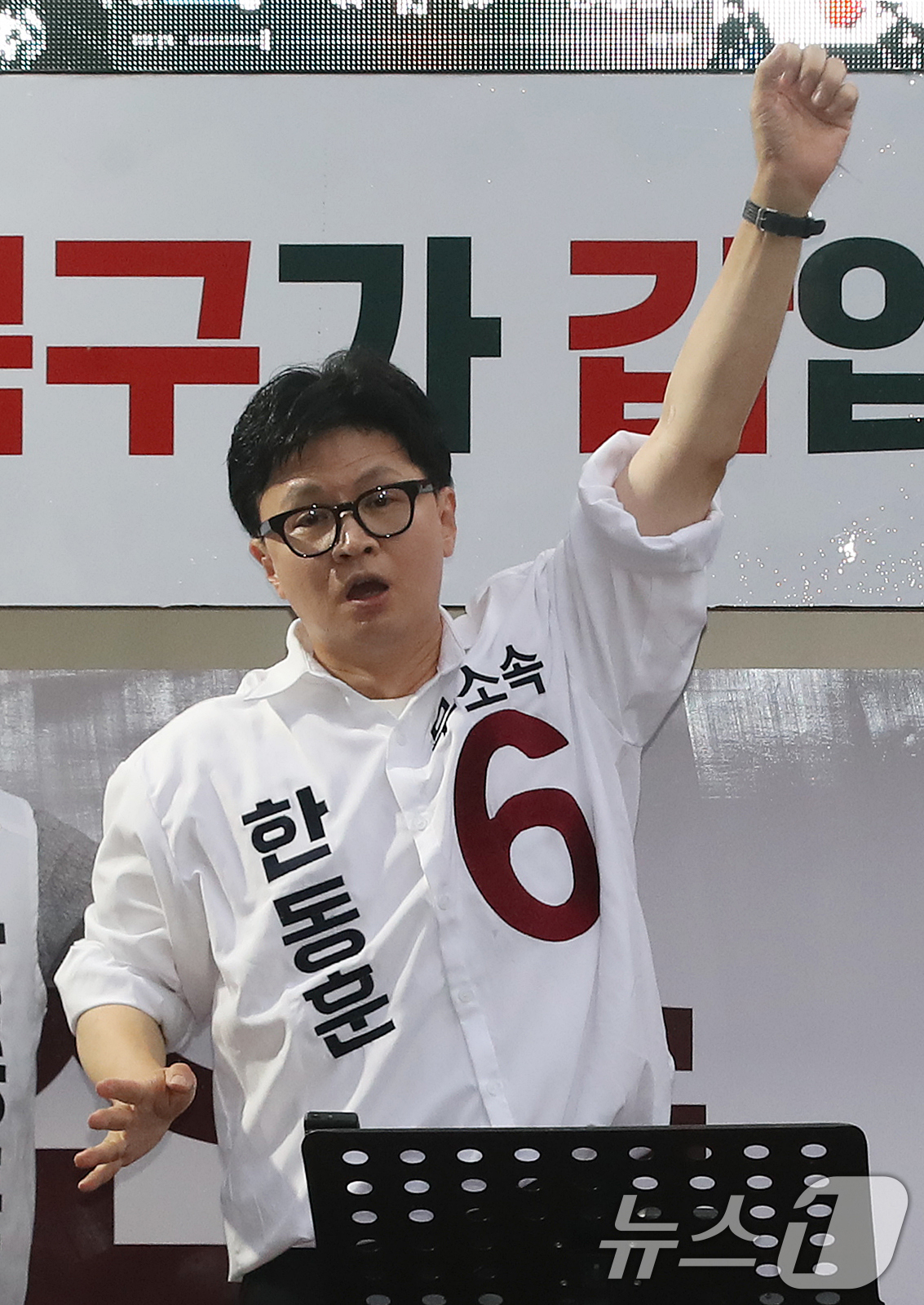 (부산=뉴스1) 윤일지 기자 = 한동훈 무소속 부산 북구갑 국회의원 후보가 공식 선거운동 첫날인 21일 오후 부산 북구 구포시장 인근 쌈지공원에서 열린 출정식에서 유권자들에게 지지 …