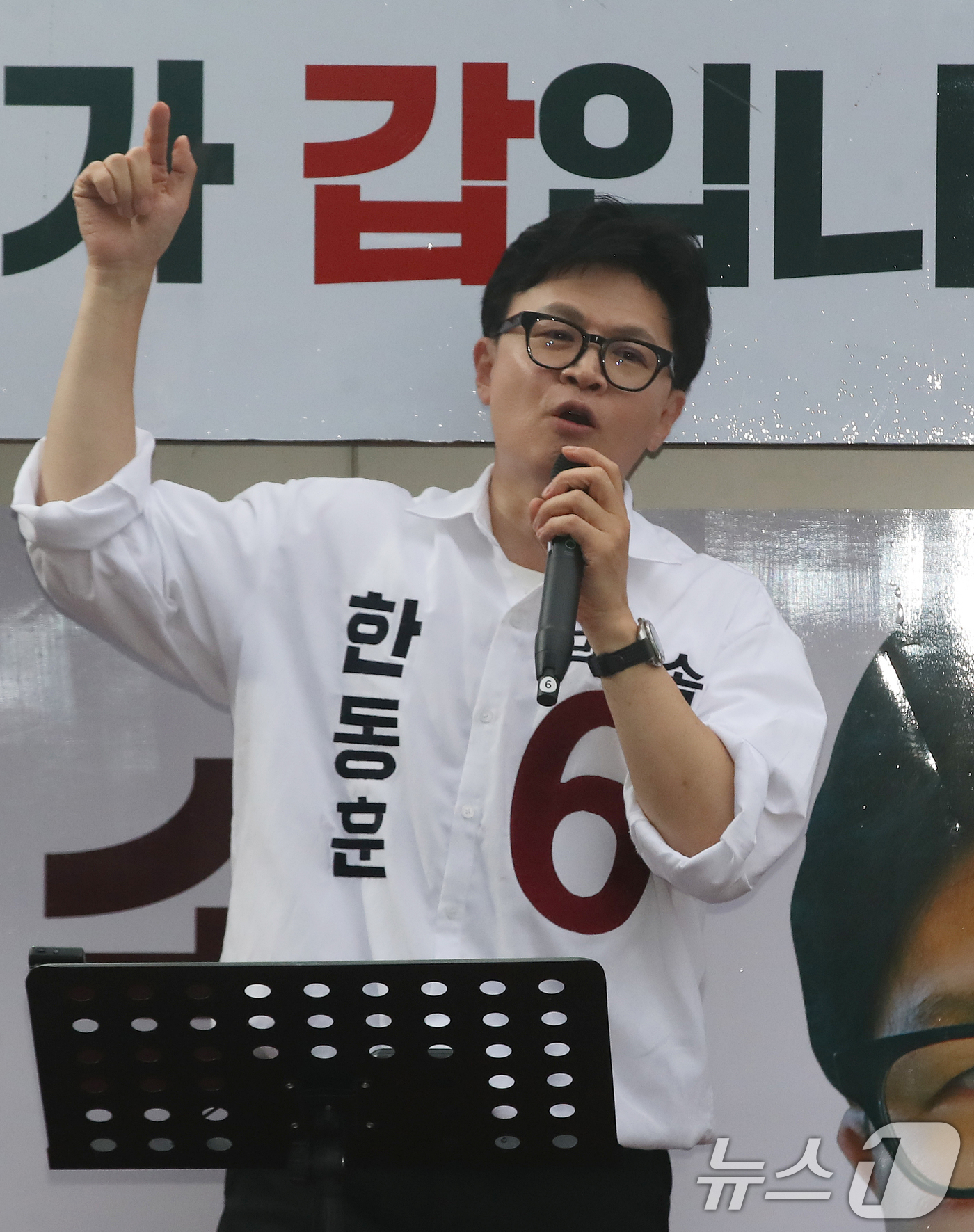(부산=뉴스1) 윤일지 기자 = 한동훈 무소속 부산 북구갑 국회의원 후보가 공식 선거운동 첫날인 21일 오후 부산 북구 구포시장 인근 쌈지공원에서 열린 출정식에서 유권자들에게 지지 …