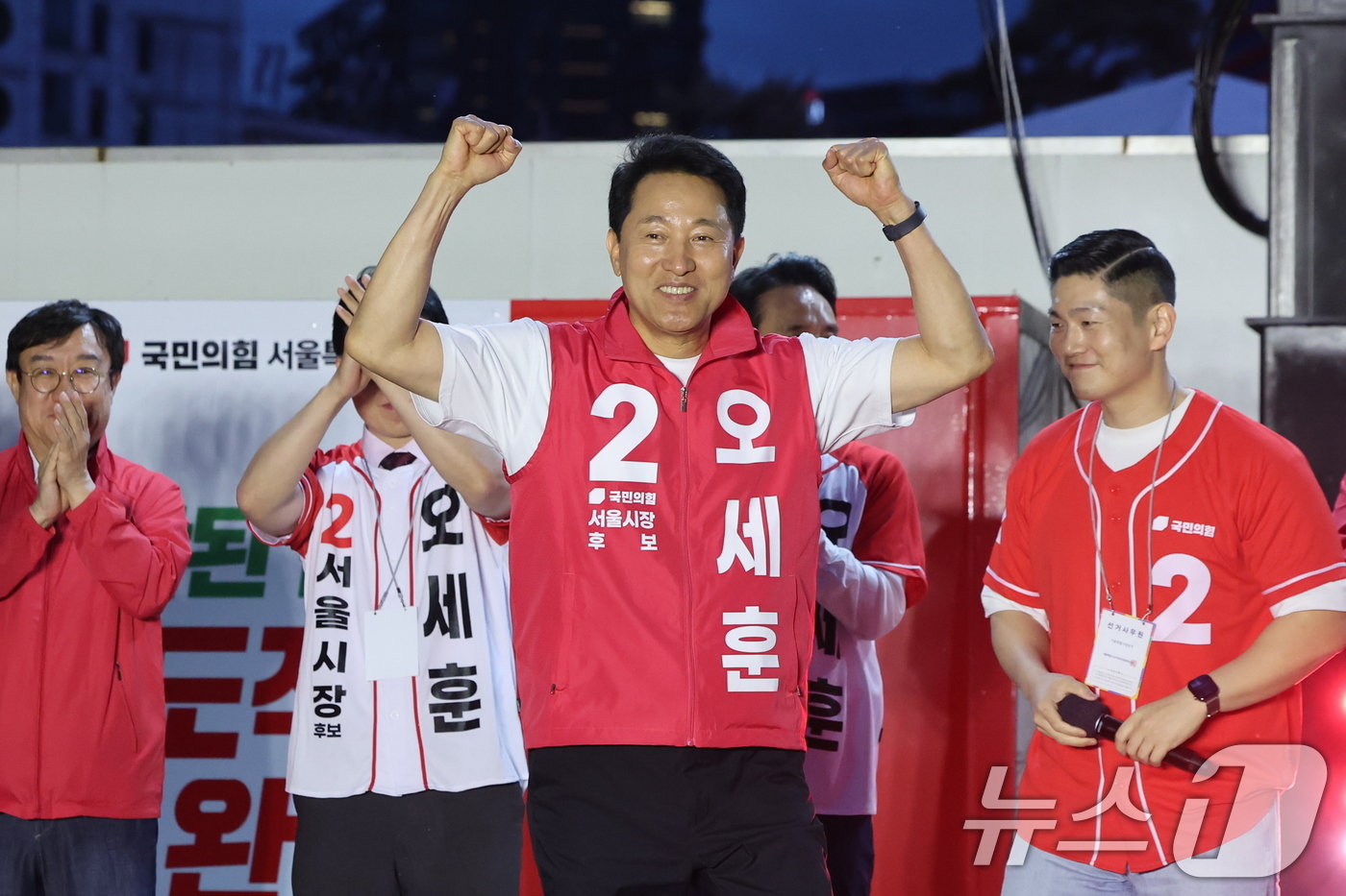 (서울=뉴스1) 김진환 기자 = 오세훈 국민의힘 서울시장 후보가 제9회 전국동시지방선거 공식 선거운동이 시작된 21일 오후 서울 중구 청계광장에서 유권자들에게 지지를 호소하고 있다 …