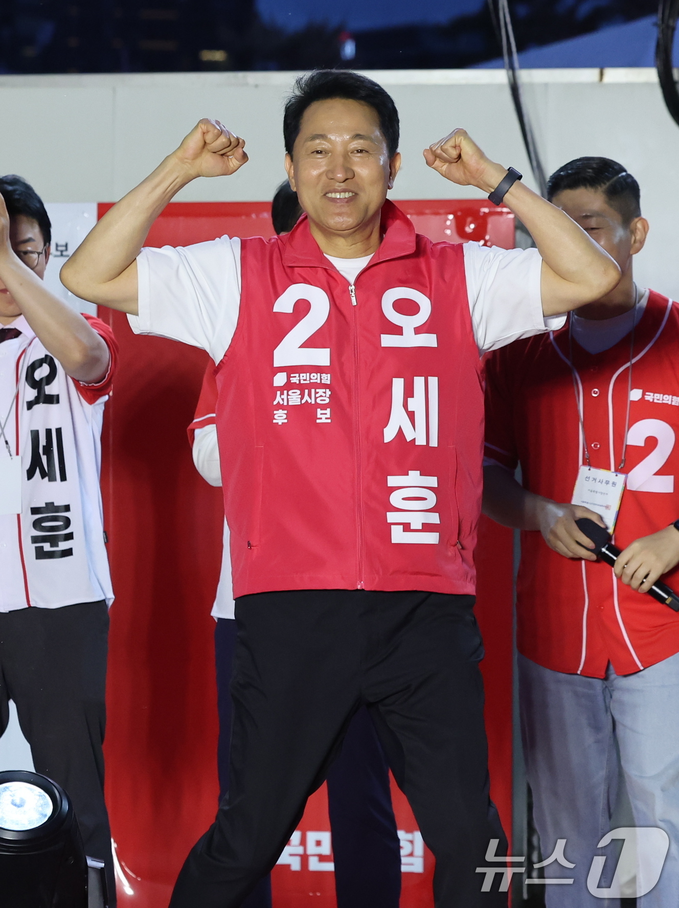 (서울=뉴스1) 김진환 기자 = 오세훈 국민의힘 서울시장 후보가 제9회 전국동시지방선거 공식 선거운동이 시작된 21일 오후 서울 중구 청계광장에서 유권자들에게 지지를 호소하고 있다 …