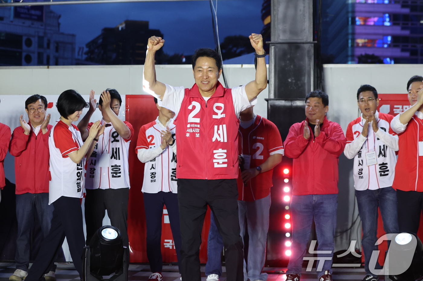 (서울=뉴스1) 김진환 기자 = 오세훈 국민의힘 서울시장 후보가 제9회 전국동시지방선거 공식 선거운동이 시작된 21일 오후 서울 중구 청계광장에서 유권자들에게 지지를 호소하고 있다 …