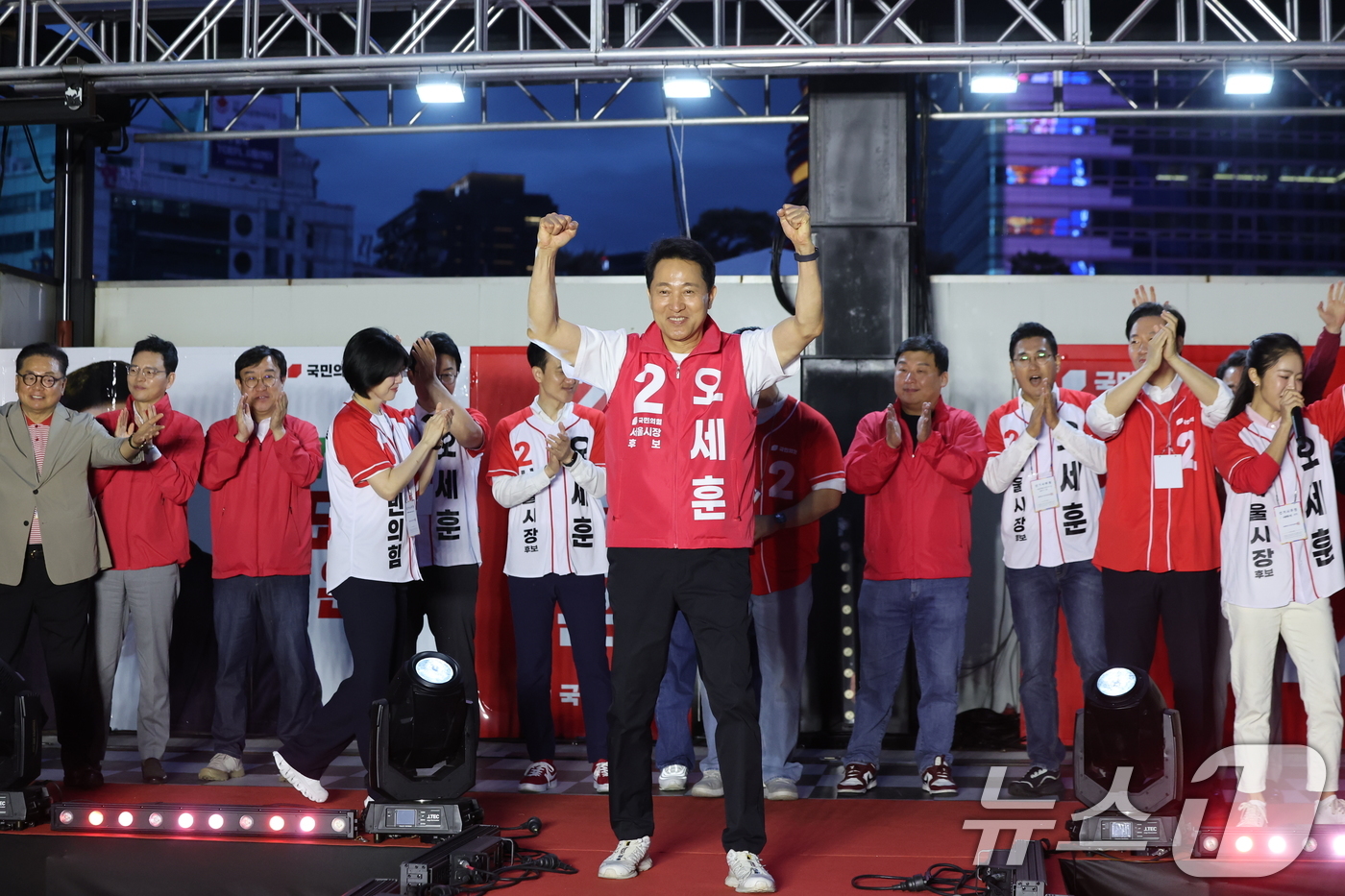 (서울=뉴스1) 김진환 기자 = 오세훈 국민의힘 서울시장 후보가 제9회 전국동시지방선거 공식 선거운동이 시작된 21일 오후 서울 중구 청계광장에서 유권자들에게 지지를 호소하고 있다 …