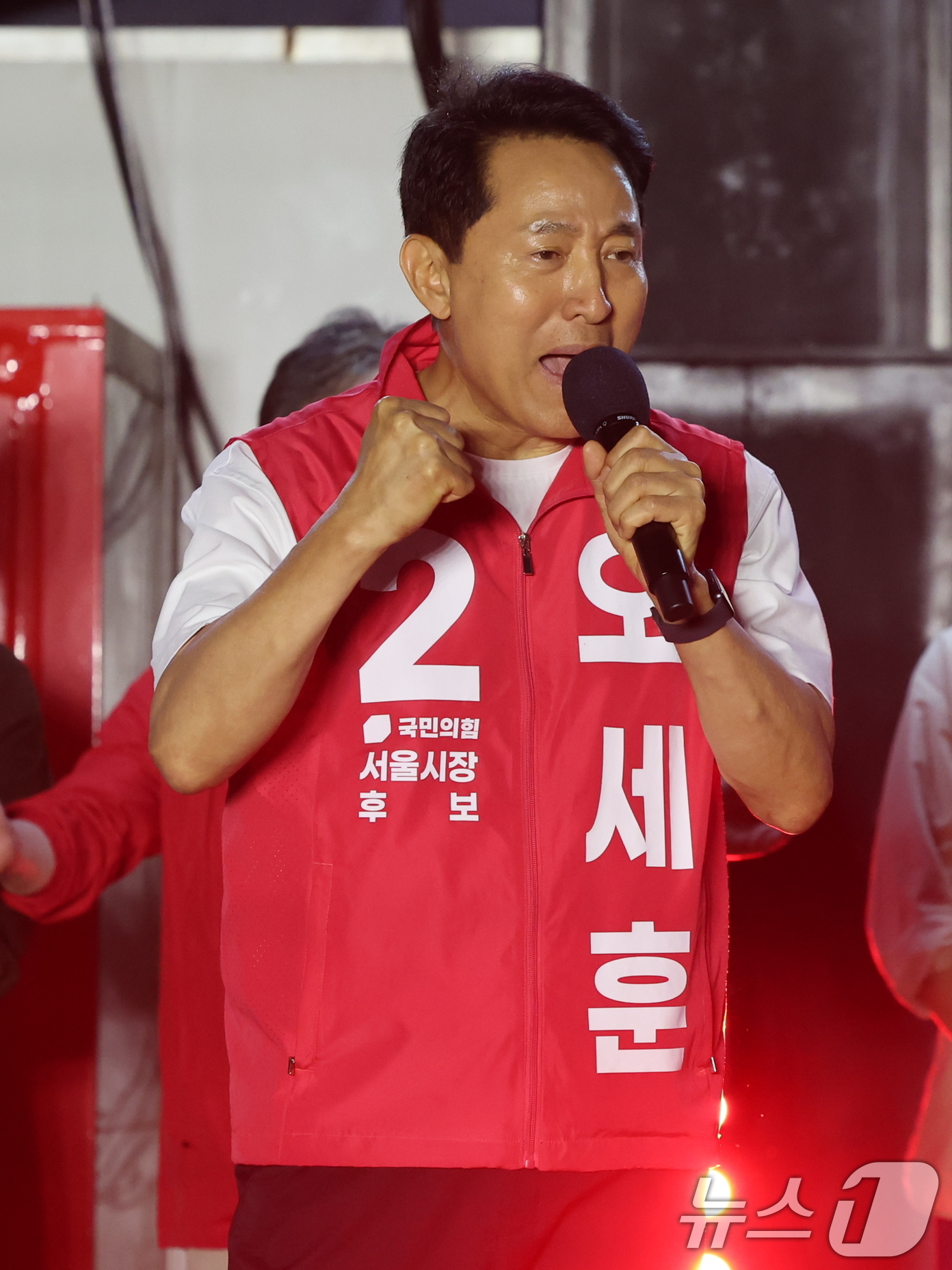 (서울=뉴스1) 김진환 기자 = 오세훈 국민의힘 서울시장 후보가 제9회 전국동시지방선거 공식 선거운동이 시작된 21일 오후 서울 중구 청계광장에서 유권자들에게 지지를 호소하고 있다 …