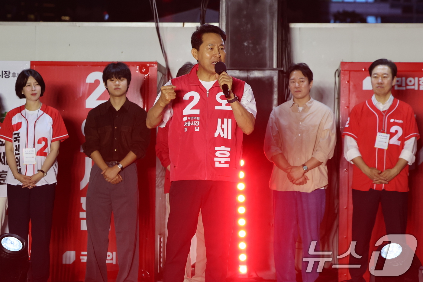 (서울=뉴스1) 김진환 기자 = 오세훈 국민의힘 서울시장 후보가 제9회 전국동시지방선거 공식 선거운동이 시작된 21일 오후 서울 중구 청계광장에서 유권자들에게 지지를 호소하고 있다 …