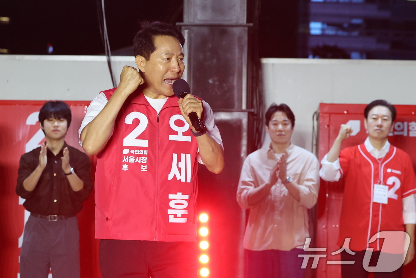 (서울=뉴스1) 김진환 기자 = 오세훈 국민의힘 서울시장 후보가 제9회 전국동시지방선거 공식 선거운동이 시작된 21일 오후 서울 중구 청계광장에서 유권자들에게 지지를 호소하고 있다 …