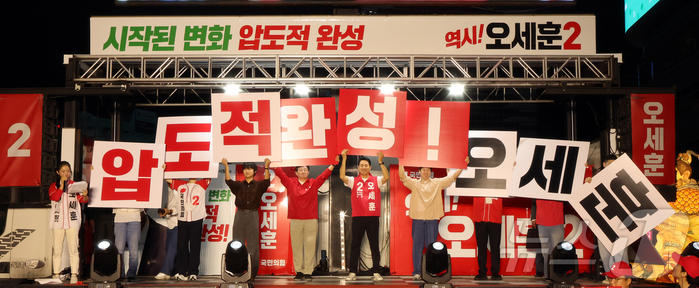 (서울=뉴스1) 김진환 기자 = 오세훈 국민의힘 서울시장 후보가 제9회 전국동시지방선거 공식 선거운동이 시작된 21일 오후 서울 중구 청계광장에서 배현진 국민의힘 서울특별시당 위원 …