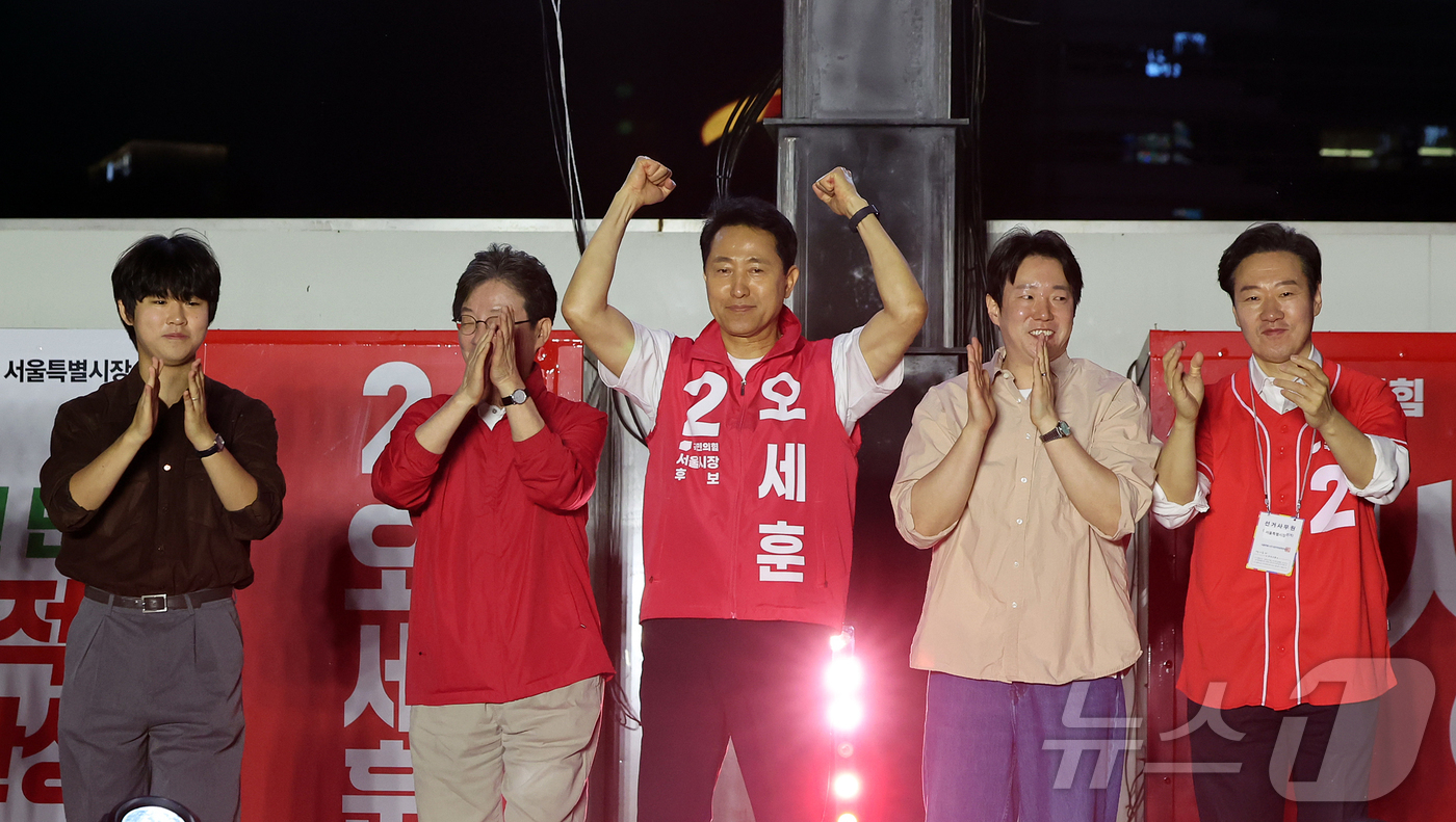 (서울=뉴스1) 김진환 기자 = 오세훈 국민의힘 서울시장 후보가 제9회 전국동시지방선거 공식 선거운동이 시작된 21일 오후 서울 중구 청계광장에서 유권자들에게 지지를 호소하고 있다 …