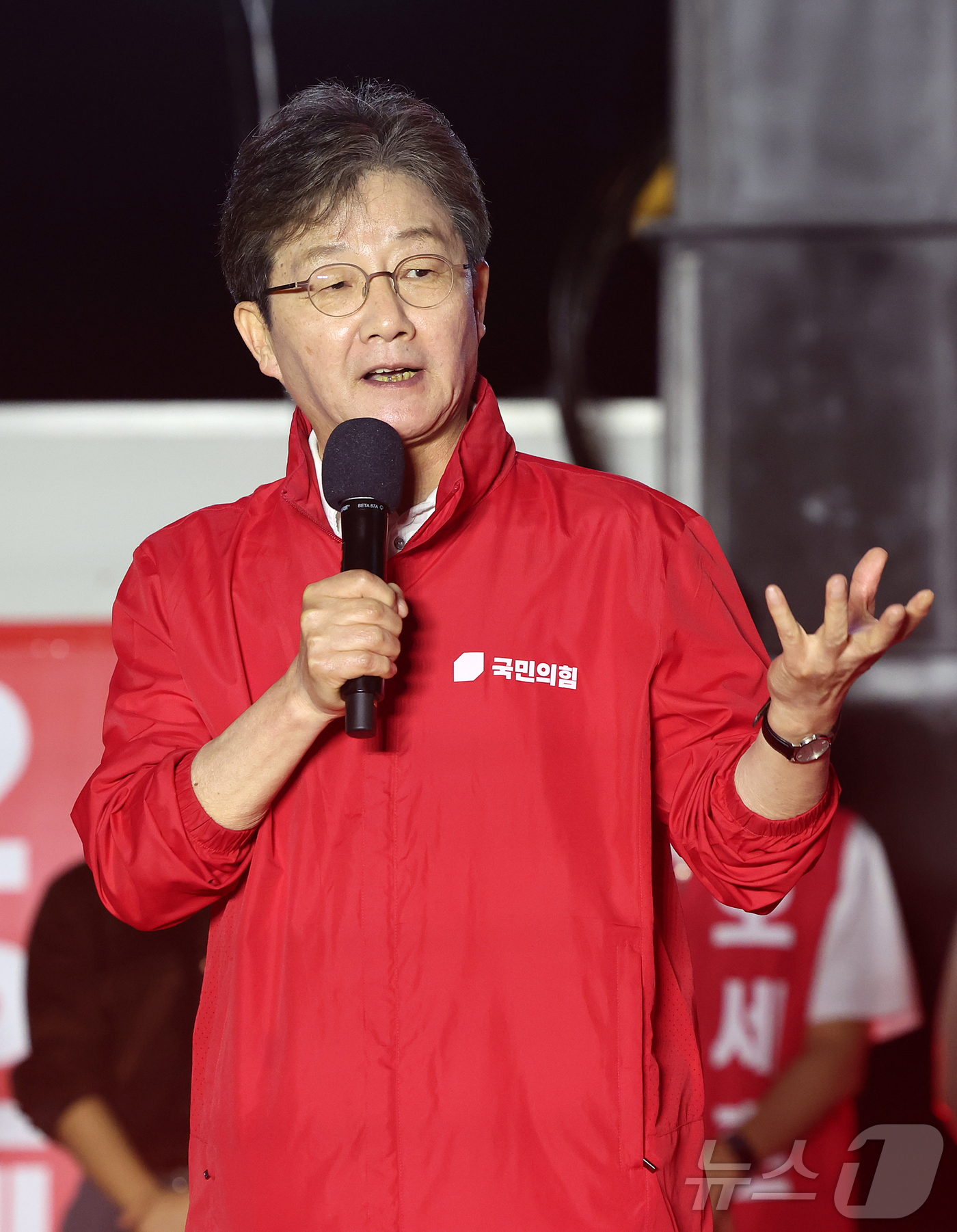 (서울=뉴스1) 김진환 기자 = 유승민 전 의원이 제9회 전국동시지방선거 공식 선거운동이 시작된 21일 오후 서울 중구 청계광장에서 열린 오세훈 국민의힘 서울시장 후보 출정식에 참 …