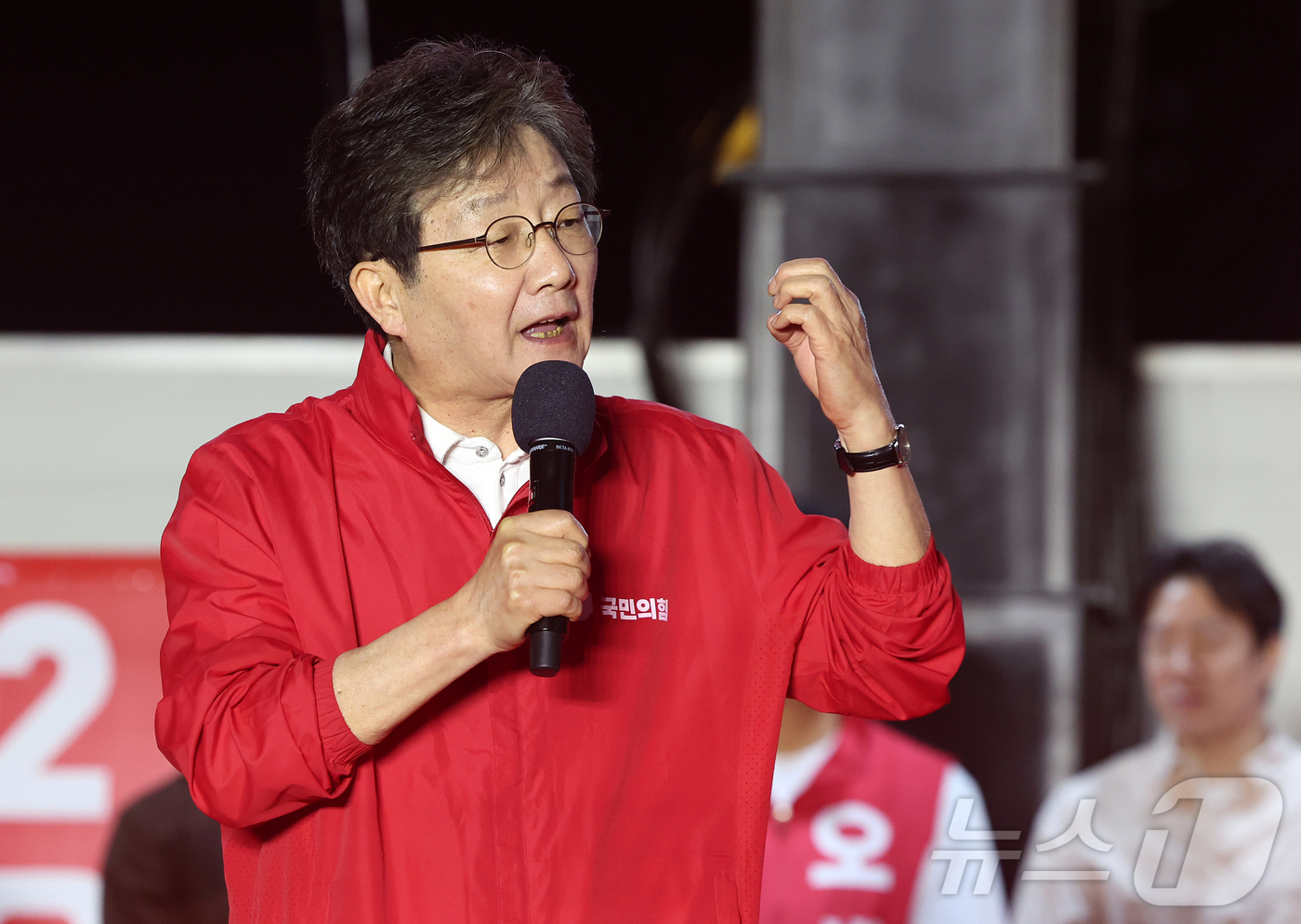 (서울=뉴스1) 김진환 기자 = 유승민 전 의원이 제9회 전국동시지방선거 공식 선거운동이 시작된 21일 오후 서울 중구 청계광장에서 열린 오세훈 국민의힘 서울시장 후보 출정식에 참 …