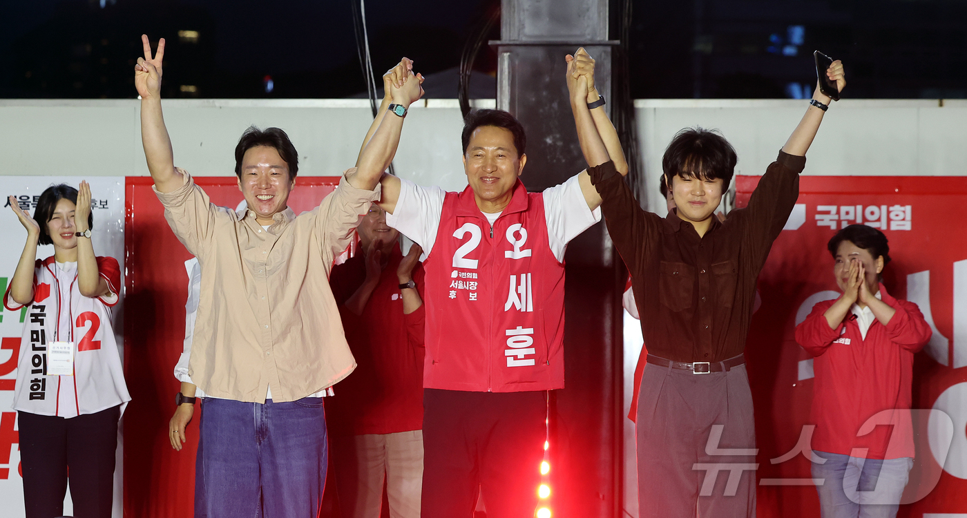 (서울=뉴스1) 김진환 기자 = 오세훈 국민의힘 서울시장 후보가 제9회 전국동시지방선거 공식 선거운동이 시작된 21일 오후 서울 중구 청계광장에서 열린 출정식에서 지지자들과 함께 …
