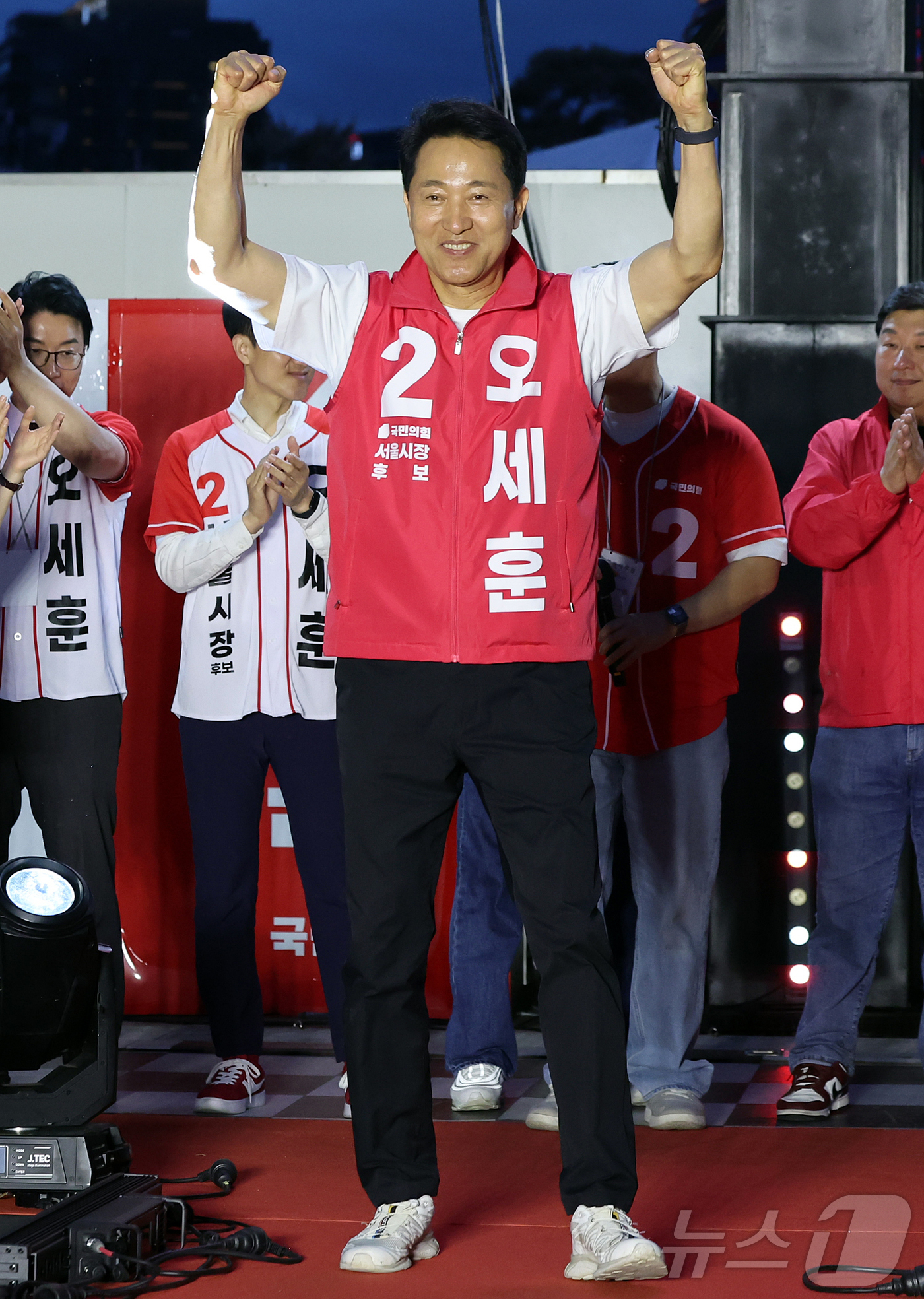 (서울=뉴스1) 김진환 기자 = 오세훈 국민의힘 서울시장 후보가 제9회 전국동시지방선거 공식 선거운동이 시작된 21일 오후 서울 중구 청계광장에서 열린 출정식에서 두 손을 들며 지 …