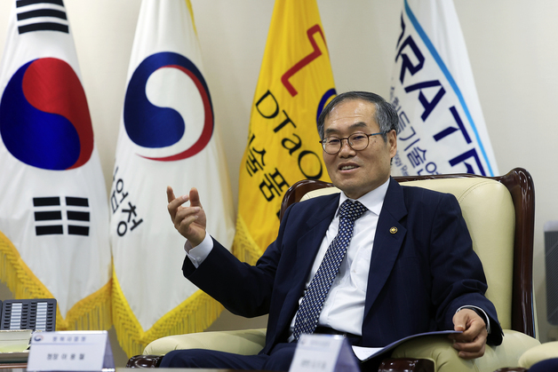 이용철 방사청장 "캐나다 해군은 우리 잠수함 좋아해…관건은 산업 협력"