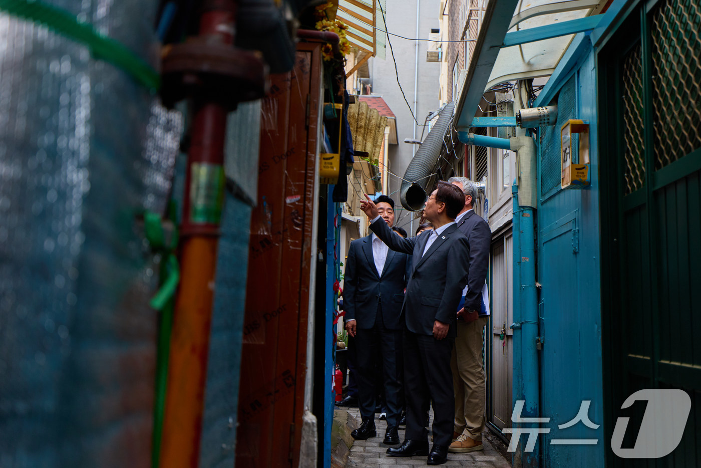 (서울=뉴스1) 이재명 기자 = 이재명 대통령이 21일 서울 종로구 돈의동 쪽방촌을 살펴보고 있다. (청와대 제공. 재판매 및 DB 제공) 2026.5.21/뉴스1