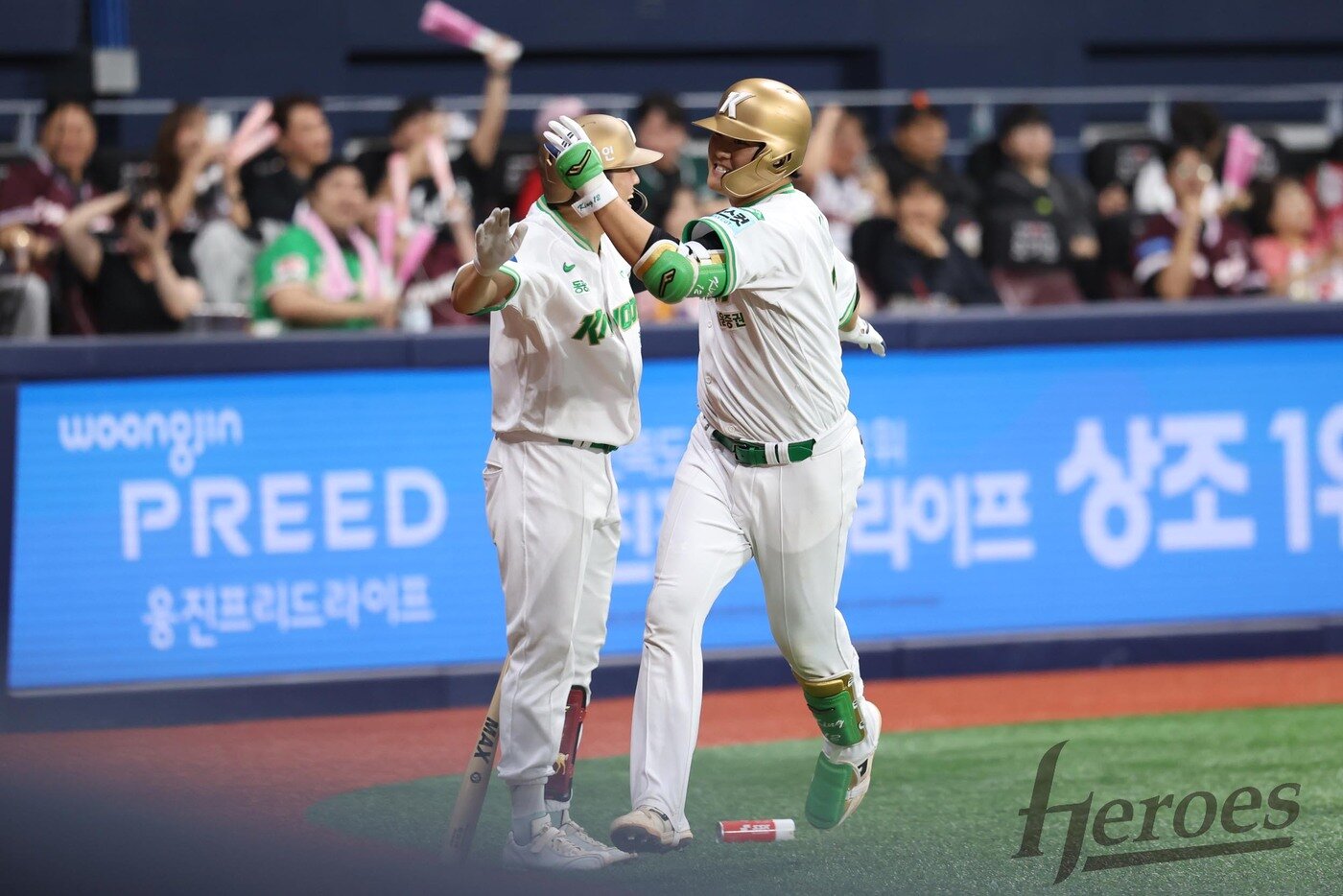 본문 이미지 - 키움 히어로즈 김건희(오른쪽)가 21일 열린 2026 KBO리그 고척 SSG 랜더스전에서 3회말 만루 홈런을 터뜨린 뒤 기뻐하고 있다. (키움 히어로즈 제공)