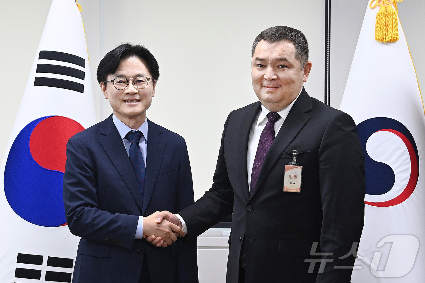 (서울=뉴스1) = 김정관 산업통상부 장관이 21일 오후 서울 세종로 정부서울청사에서 바킷 시디코프 키르기스스탄 경제상업부 장관과 만나 면담에 앞서 악수하고 있다. (산업통상부 제 …