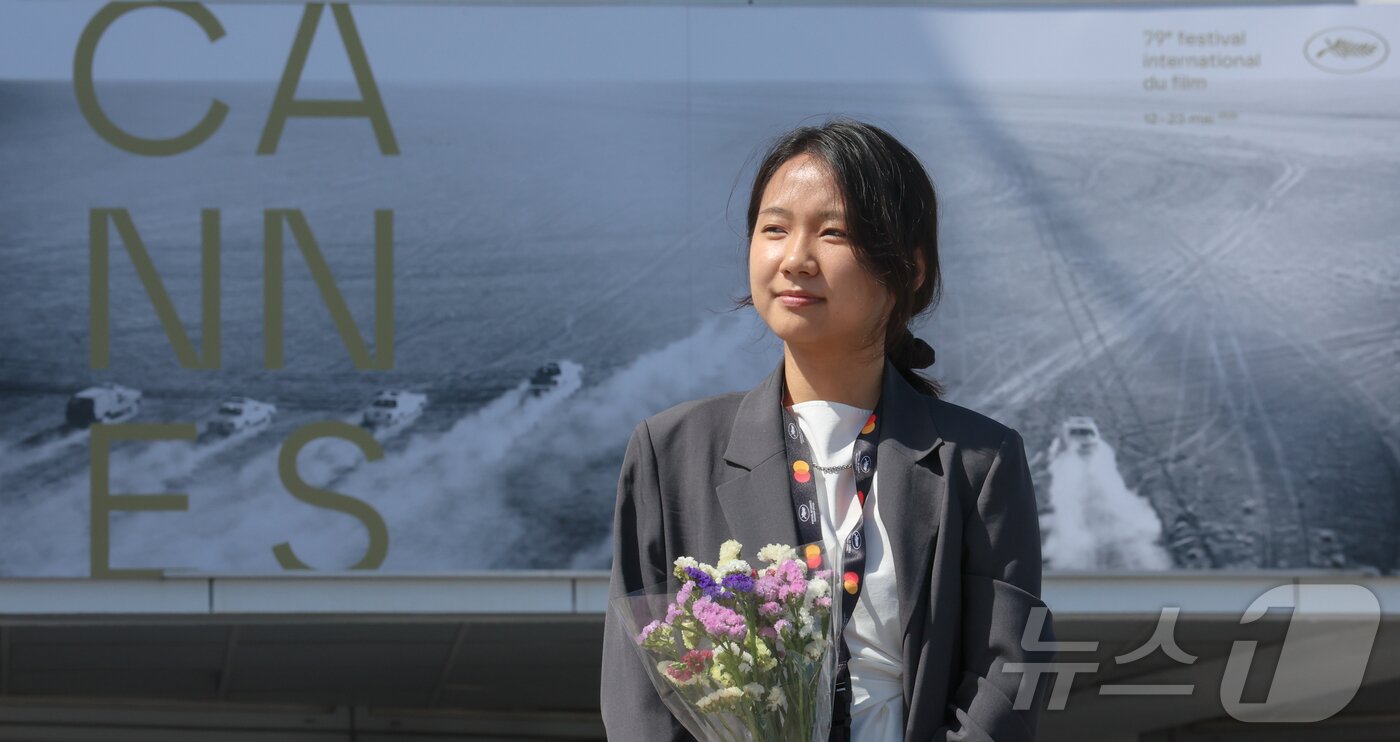 본문 이미지 - 제79회 칸 국제영화제 학생 영화 부문인 라 시네프 섹션에 단편 애니메이션 ‘새의 랩소디’로 진출한 최원정 감독(홍익대)이 21일(현지시간) 프랑스 남부 소도시 칸 팔레 데 페스티벌(Palais des Festivals) 아녜스 바르다 극장(Th&eacute;&acirc;tre Agn&egrave;s Varda) 앞에서 인터뷰 촬영을 하고 있다. 2026.5.21 ⓒ 뉴스1 이준성 특파원