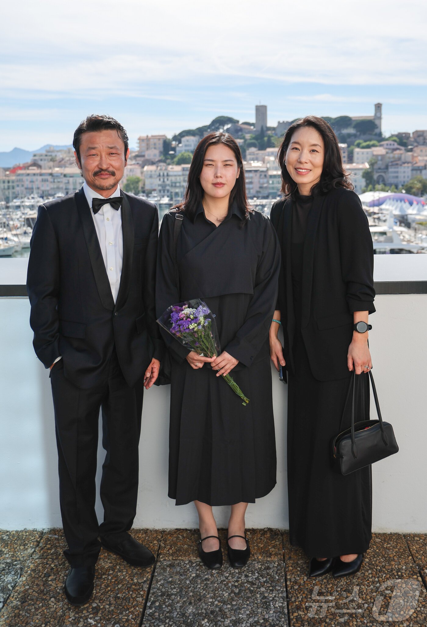 본문 이미지 - 제79회 칸 국제영화제 학생 영화 부문인 라 시네프 섹션에 ‘사일런트 보이시스’로 진출한 나딘 미송 진 감독(가운데)과 배우 김종만(왼쪽), 양숙형이 21일(현지시간) 프랑스 남부 소도시 칸 팔레 데 페스티발(Palais des Festivals)에서 인터뷰 촬영을 하고 있다. 2026.5.22 ⓒ 뉴스1 이준성 특파원