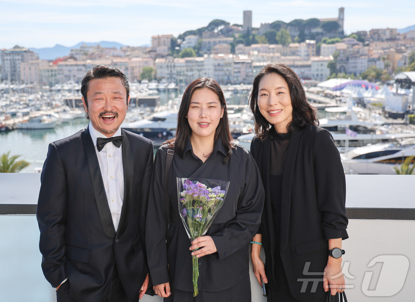(칸=뉴스1) 이준성 특파원 = 제79회 칸 국제영화제 학생 영화 부문인 라 시네프 섹션에 ‘사일런트 보이시스’로 진출한 나딘 미송 진 감독(가운데)과 배우 김종만(왼쪽), 양숙형 …
