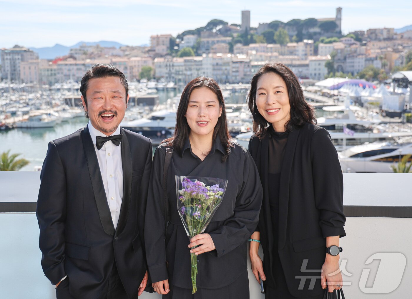 본문 이미지 - 제79회 칸 국제영화제 학생 영화 부문인 라 시네프 섹션에 ‘사일런트 보이시스’로 진출한 나딘 미송 진 감독(가운데)과 배우 김종만(왼쪽), 양숙형이 21일(현지시간) 프랑스 남부 소도시 칸 팔레 데 페스티발(Palais des Festivals)에서 인터뷰 촬영을 하고 있다. 2026.5.22 ⓒ 뉴스1 이준성 특파원