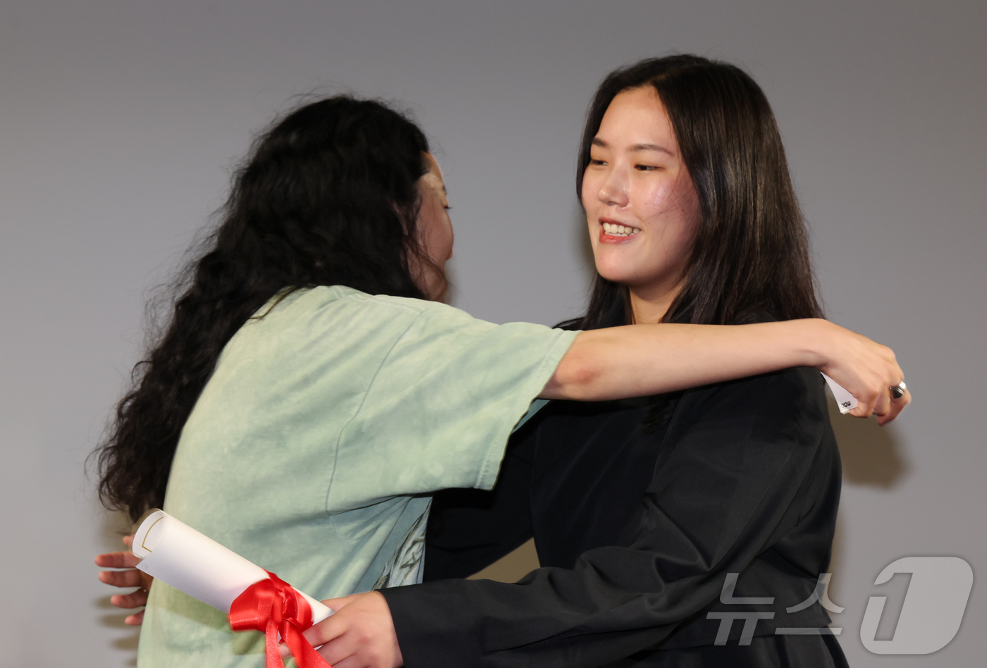 (칸=뉴스1) 이준성 특파원 = 제79회 칸 국제영화제 학생 영화 부문인 라 시네프 섹션 진출작 ‘사일런트 보이시스’의 나딘 미송 진 감독이 21일(현지시간) 프랑스 남부 소도시 …