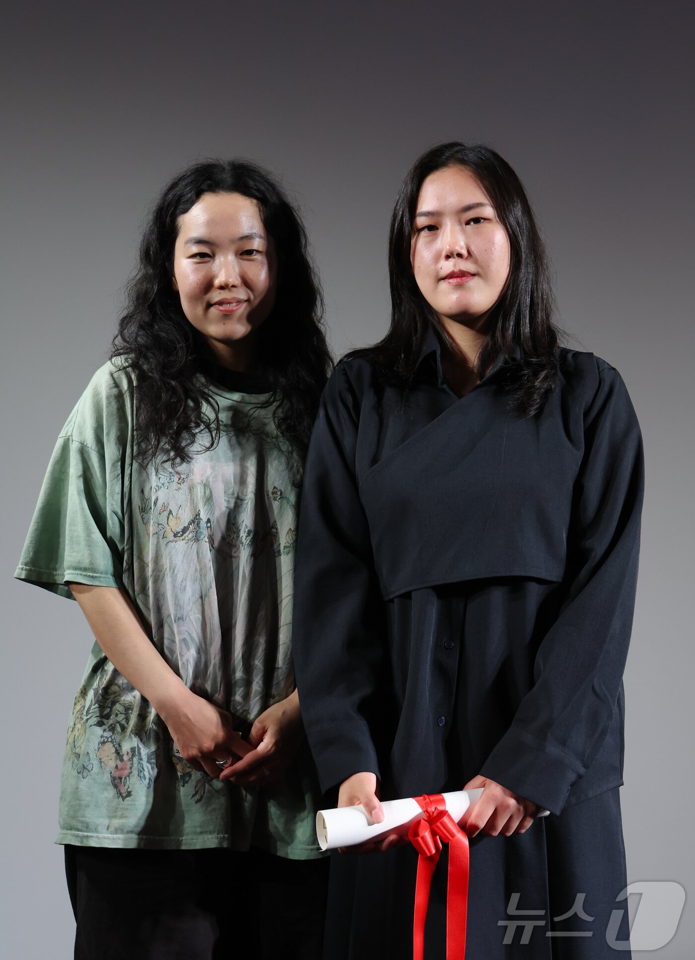 본문 이미지 - 제79회 칸 국제영화제 학생 영화 부문인 라 시네프 섹션 진출작 ‘사일런트 보이시스’의 나딘 미송 진 감독이 21일(현지시간) 프랑스 남부 소도시 칸 팔레 데 페스티발 부뉴엘관에서 열린 라 시네프 시상식에서 2등상을 받은 뒤 시상자로 나선 한국계 프랑스 배우 박지민 심사위원과 기념 촬영을 하고 있다. 2026.5.22 ⓒ 뉴스1 이준성 특파원