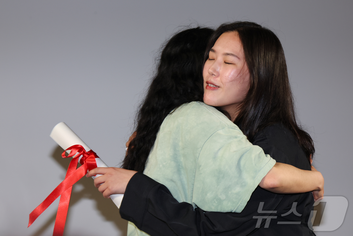 (칸=뉴스1) 이준성 특파원 = 제79회 칸 국제영화제 학생 영화 부문인 라 시네프 섹션 진출작 ‘사일런트 보이시스’의 나딘 미송 진 감독이 21일(현지시간) 프랑스 남부 소도시 …