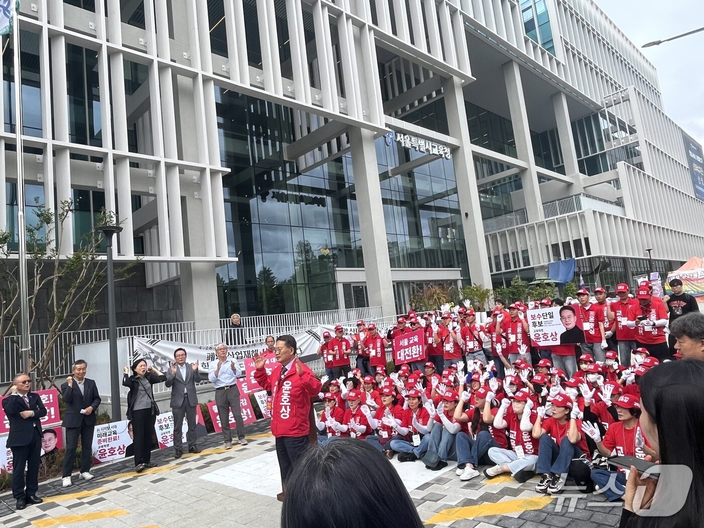 본문 이미지 - 윤호상 서울시교육감 후보가 21일 서울 용산구 서울시교육청 앞에서 6·3 서울시교육감 선거 출정식을 열고 지지를 호소하고 있다.(윤호상 후보 캠프 제공)