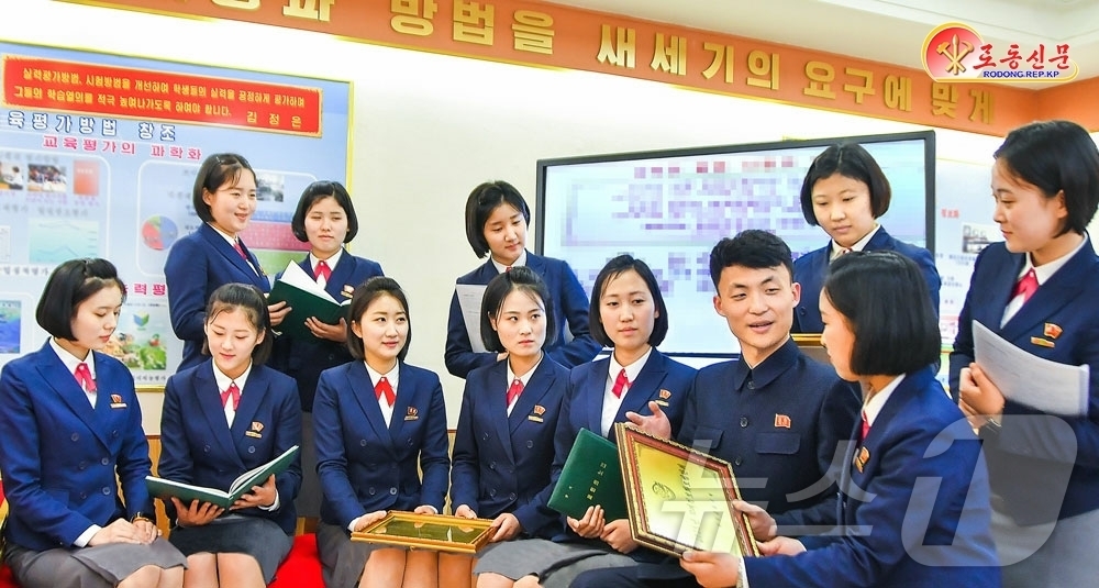 (평양 노동신문=뉴스1) = 북한 노동당 기관지 노동신문은 22일 "경애하는 총비서동지의 불멸의 영도 업적이 어려있는 교정에서 앞날의 교육자들로 준비해가는 한없는 긍지에 넘쳐있다" …