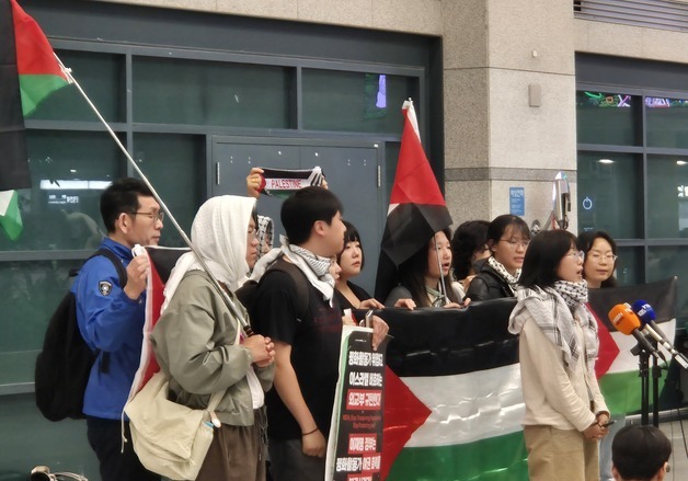 '이스라엘군 나포·석방' 김아현·김동현 활동가, 인천공항 도착