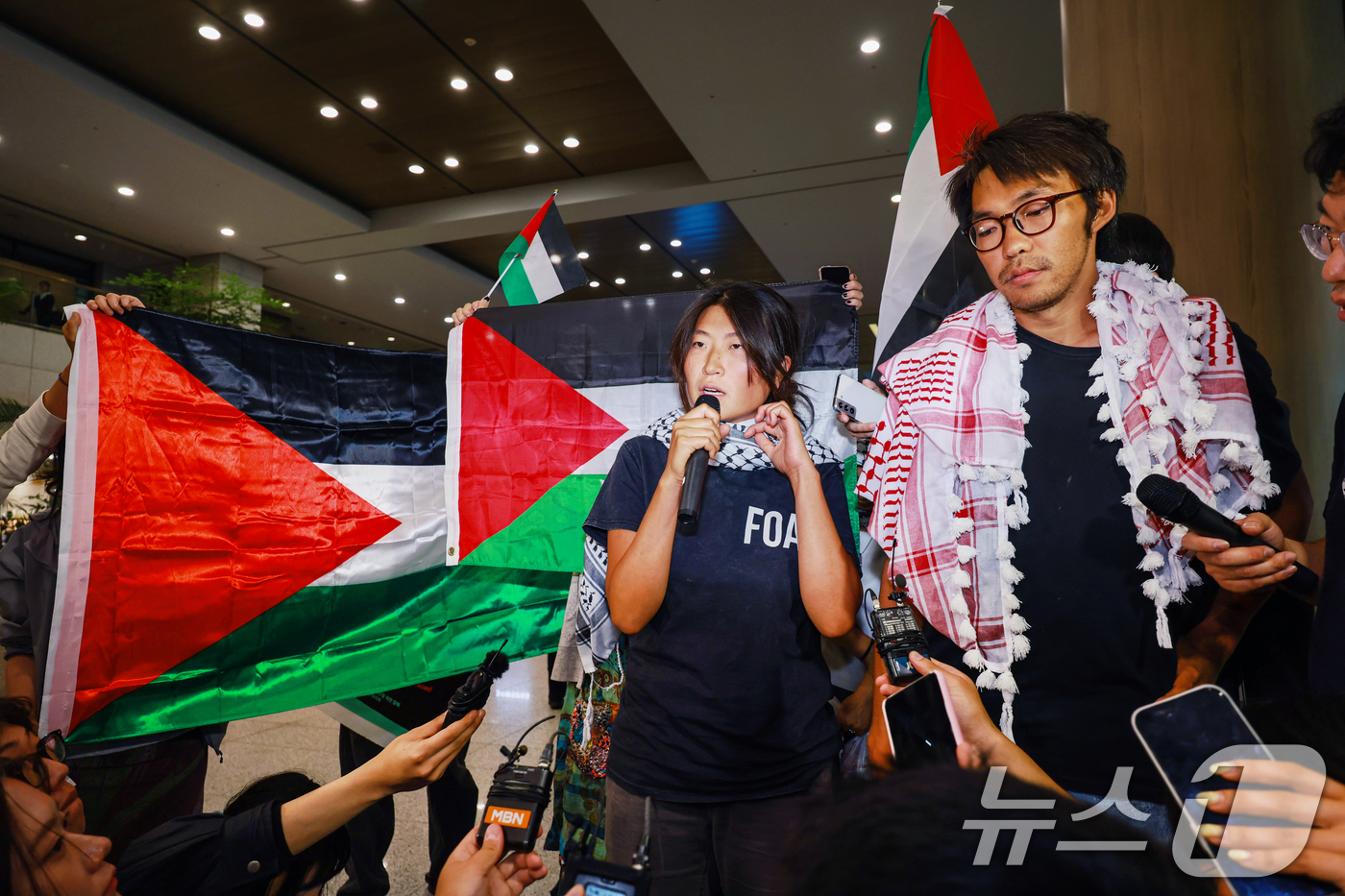 (인천공항=뉴스1) 이호윤 기자 = 이스라엘군에 나포됐던 활동가 김아현(활동명 해초)씨와 김동현씨가 22일 인천국제공항 1터미널을 통해 귀국해 인터뷰를 하고 있다. 2026.5.2 …
