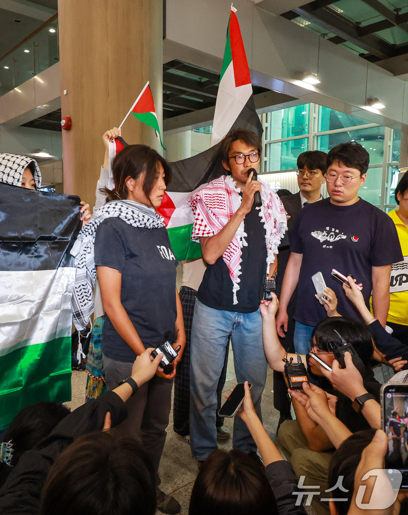 (인천공항=뉴스1) 이호윤 기자 = 이스라엘군에 나포됐던 활동가 김아현(활동명 해초)씨와 김동현씨가 22일 인천국제공항 1터미널을 통해 귀국해 인터뷰를 하고 있다. 2026.5.2 …