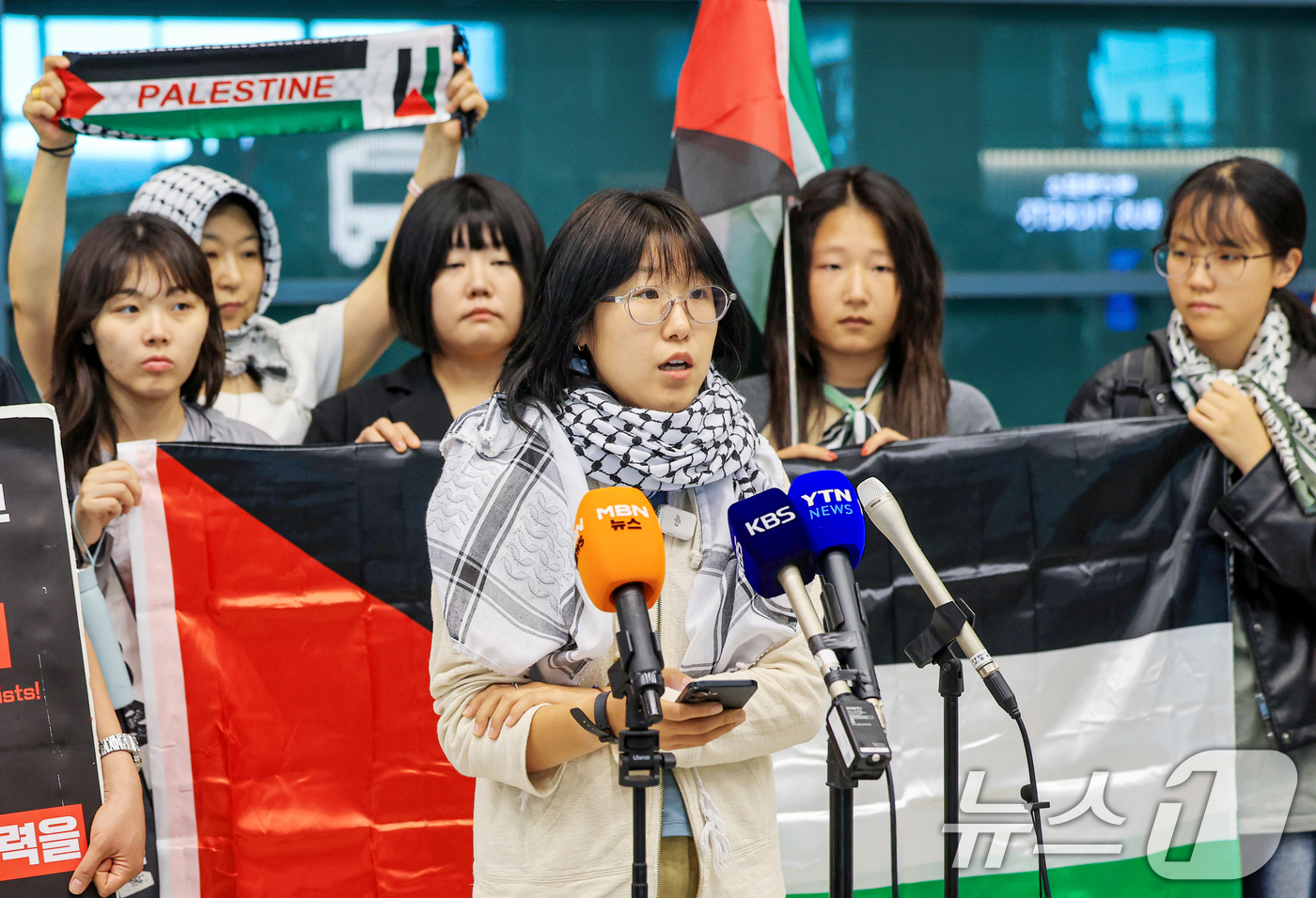 (인천공항=뉴스1) 이호윤 기자 = 권나민 팔레스타인 해방을 위한 항해 한국본부(KFFP) 활동가가 22일 인천국제공항 1터미널에서 이스라엘군에 나포됐던 김아현씨와 김동현씨 석방에 …