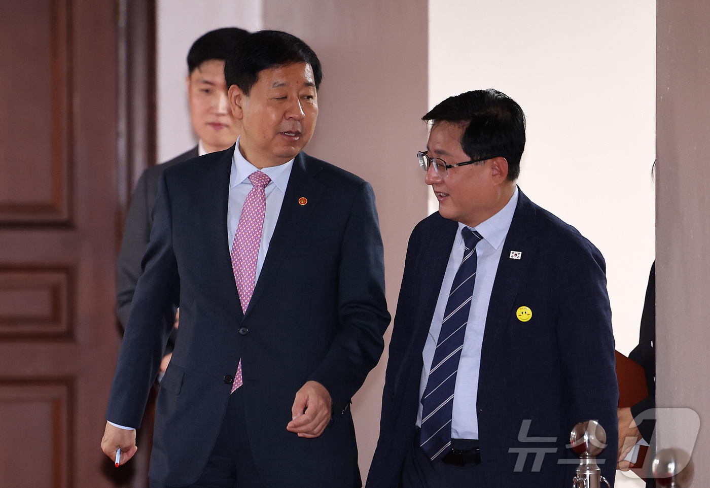(서울=뉴스1) 김성진 기자 = 구윤철 경제부총리 겸 재정경제부 장관(왼쪽)과 김성환 기후에너지환경부 장관이 22일 서울 종로구 정부서울청사에서 열린 비상경제본부 회의 겸 경제관계 …